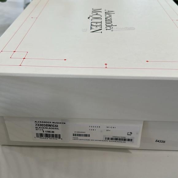 ⭐️⭐️⭐️SOLD ⭐️⭐️⭐️Alexander McQueen Tread Grommet Embellished Chelsea Boot - Picture 14 of 15